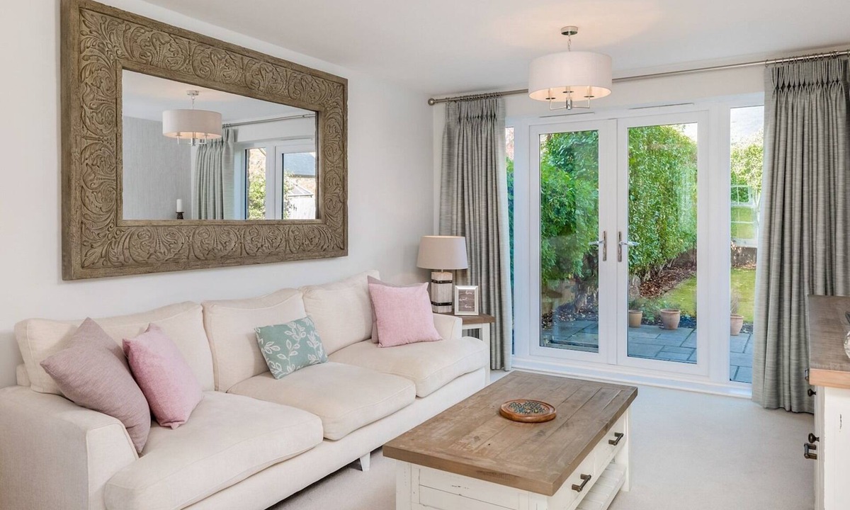 Deddington House | Pass the Keys | Former Show Home | 6 min walk to Deddington