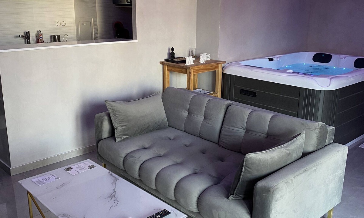 Poteries Condo | Passion Airbnb - Logement Deux Pièces Avec Jacuzzi Privatif