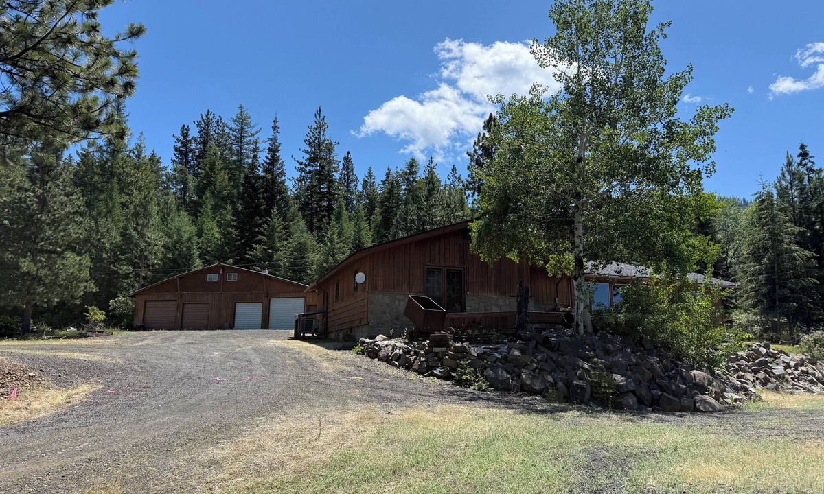 Grangeville House | Patchwork Acres, dog friendly with an amazing view of the Camas Prairie.
