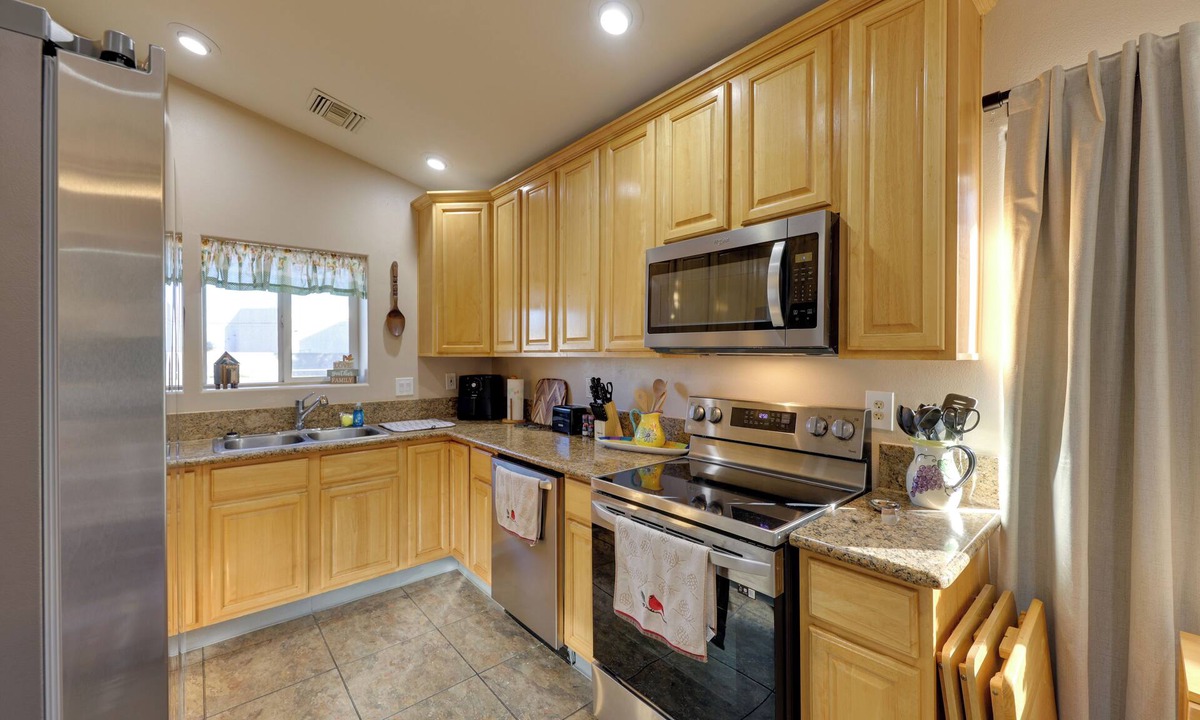 Bullhead City Cottage | Patio Hangouts! Home By Rotary Park & River Access