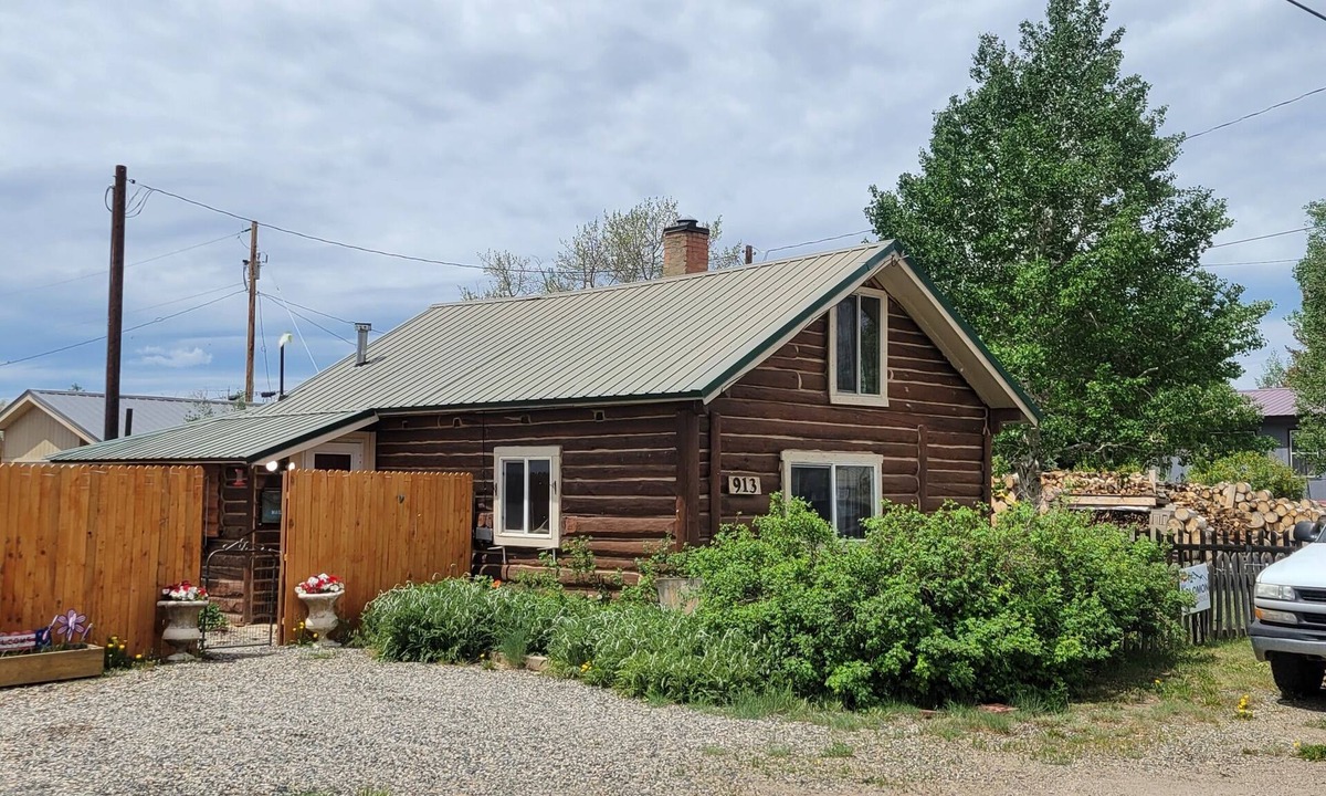 Walden Cabin | Payton's Place. A cozy cabin with private outdoor space pet friendly.