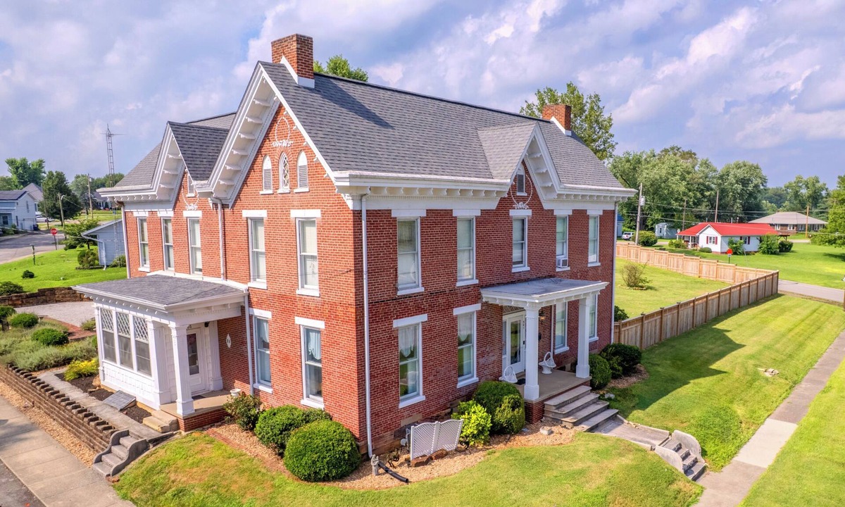 Loogootee House | PB Larkin Victorian Mansion-4200 Sq. Ft Pet Safe Beautifully Preserved 1865 Home