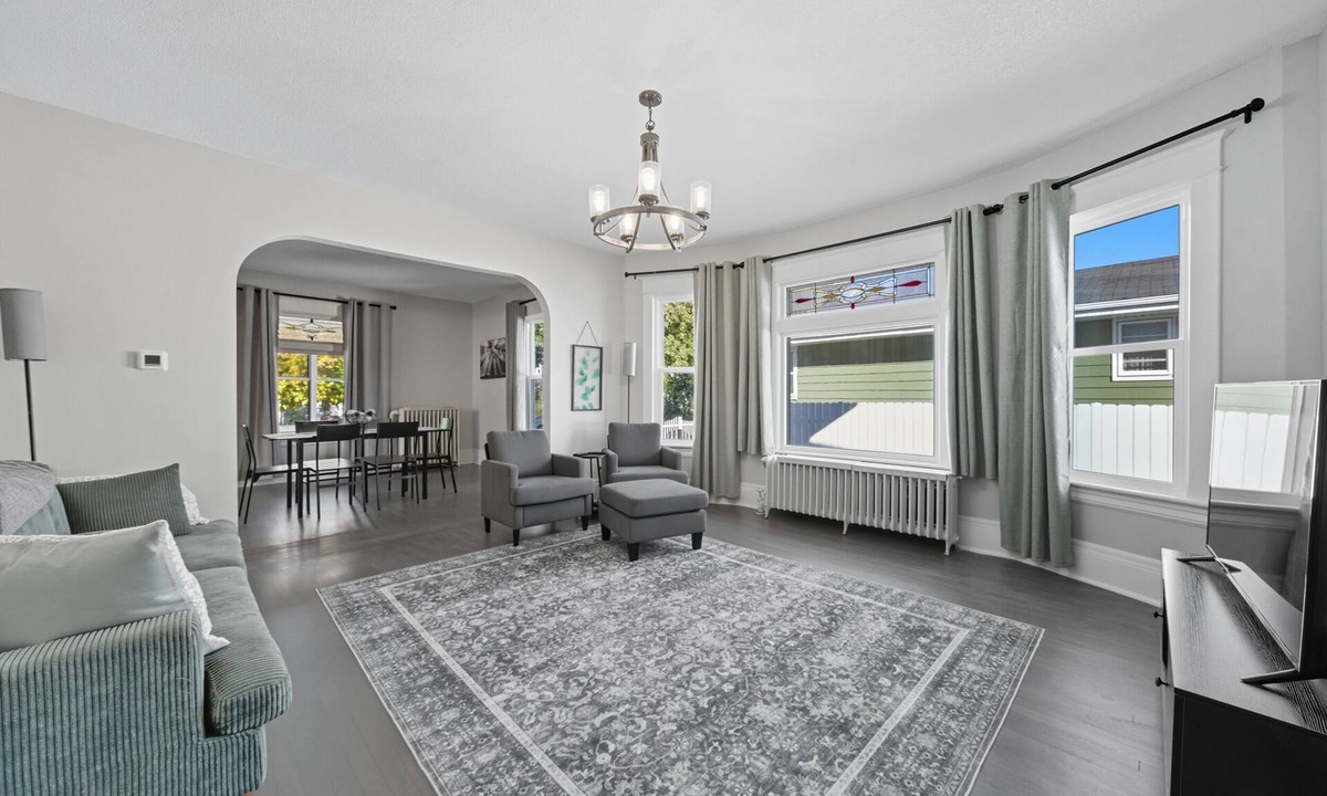 West Seventh House | Peace: 4BR-2BT, 2 Kitchens/2 Living Rms