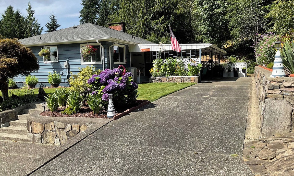 Raymond House | Peace and quiet. Hidden Serenity at Country Charm house.