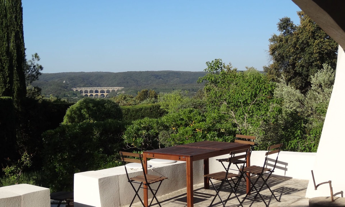 Castillon-du-Gard Villa | Peace, architecture and view on the Pont du Gard