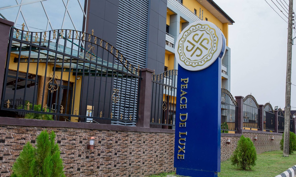 Loburo Hotel | Peace De Luxe Limited
