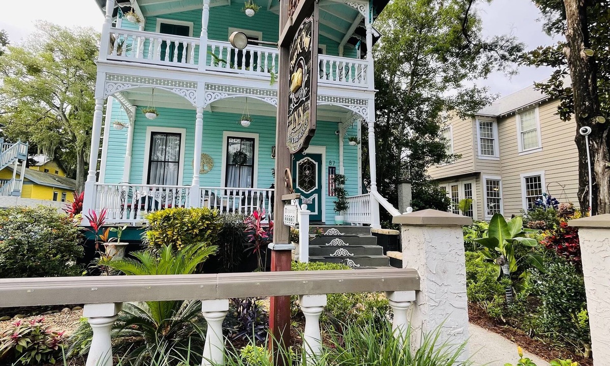 Downtown Historic District Bed & Breakfast | Peace & Plenty Inn Bed & Breakfast
