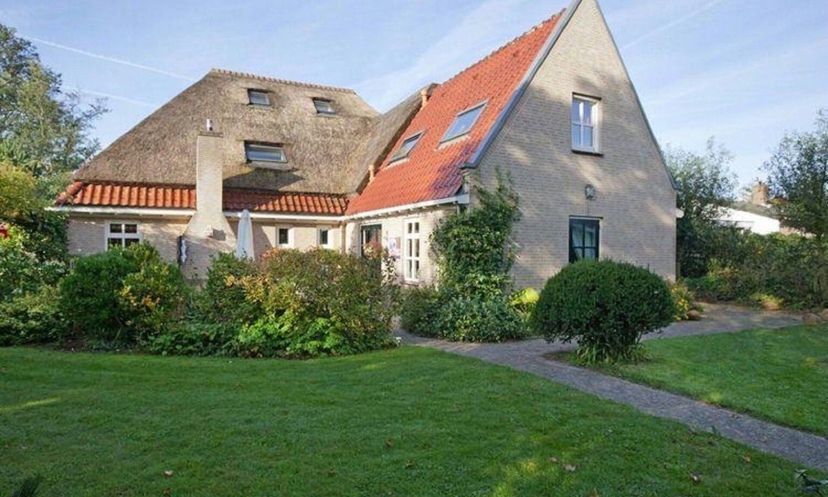 De Haukes Apartment | Peace & Space in a real Wieringer residential farmhouse.