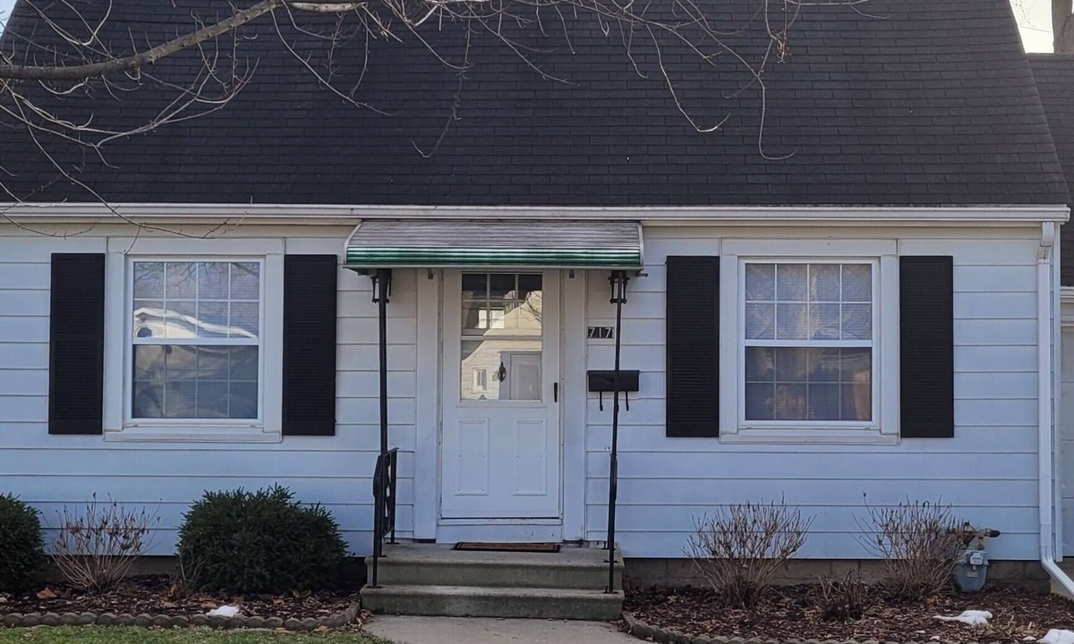 Morris Cottage | Peaceful 2-bed single-family home centrally located on the east side of Morris.