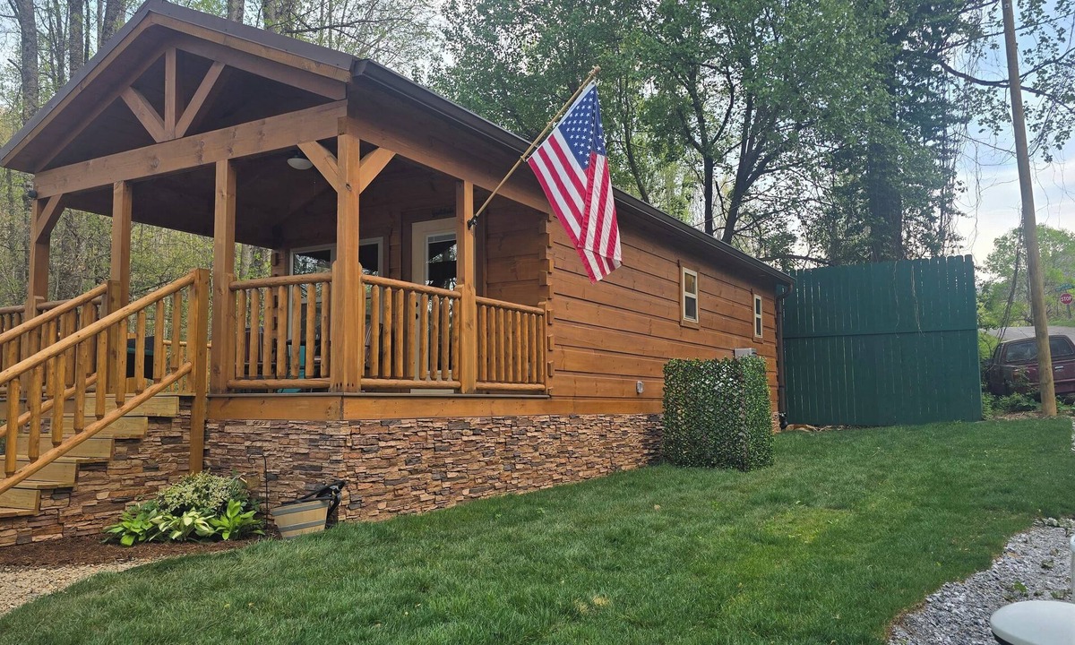 Franklin Cabin | Peaceful 2-bedroom Tiny Home Log Cabin in outskirts of Franklin. Pet Friendly!