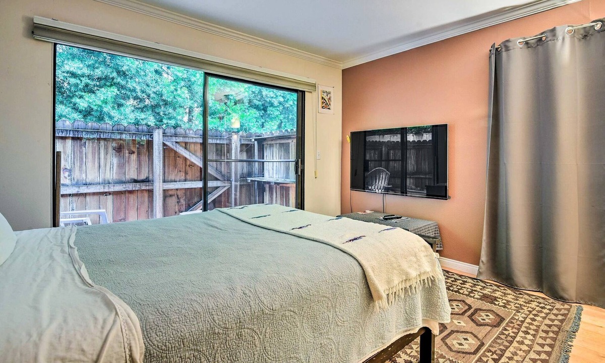 Sunset Park Condo | Peaceful 2-bedroom condo with AC in Santa Monica