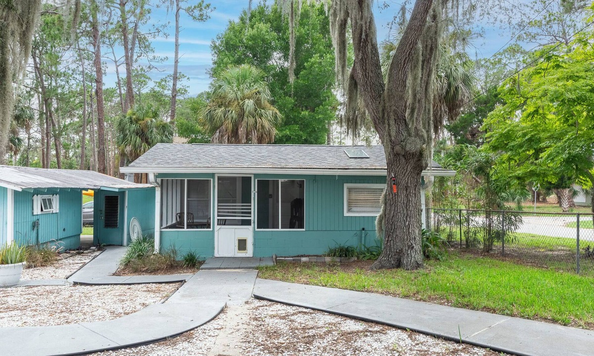 Bayport House | Peaceful 2-bedroom Bungalow in Weeki Wachee. Steps to sunset, sunrise, & fishing
