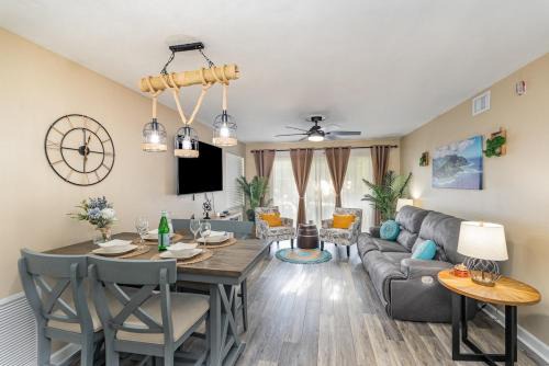 Ocean Side Village Apartment | Peaceful 2Bd 2Bth Pondside Condo - MaryEtta