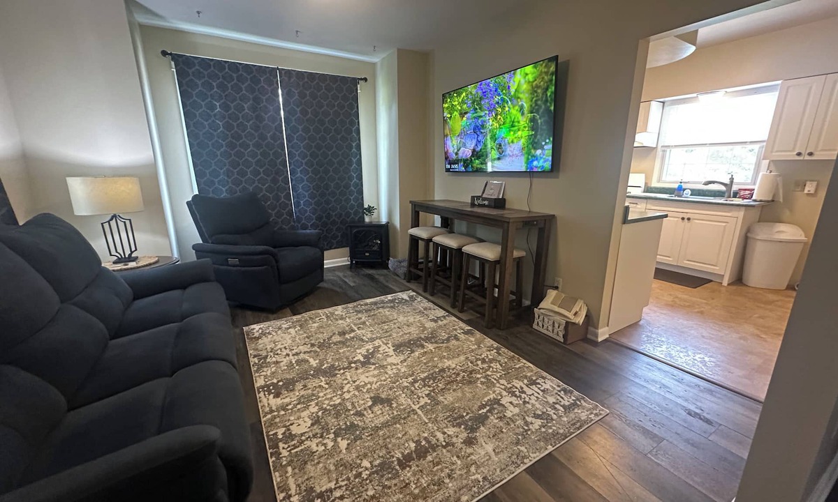 Racine House | Peaceful 2BR Cottage-Big Backyard Deck, Wi-Fi, Big TV!Nearby parks & PIT Int’l.