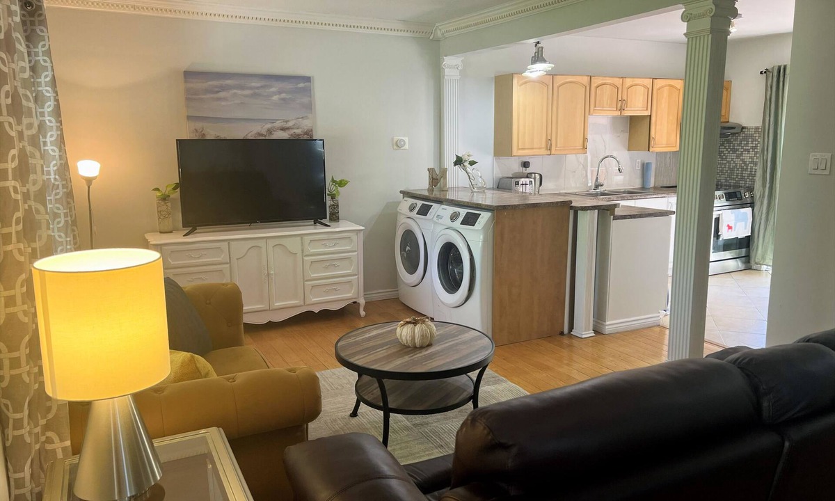 Newtonbrook House | Peaceful 3-bedroom house with AC in vibrant Toronto