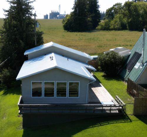 Manitoba House | Peaceful 3BR Lakeside Escape, Neepawa, Canada
