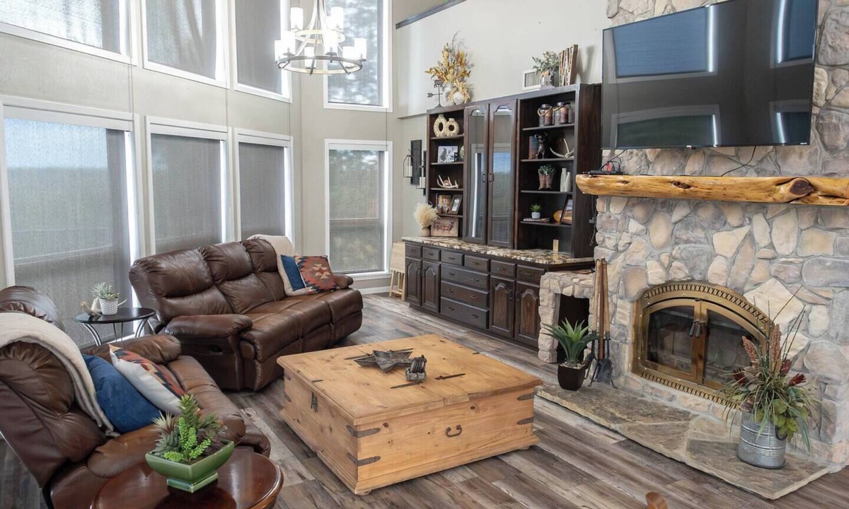 Muenster House | Peaceful 4-Bedroom Country Retreat – Sleeps 12 Relax in this spacious home with 7 beds, cozy furnishings, and a snooker table. Enjoy elevated views, serene sunsets, and a calm, family-friendly escape in Gainesville, Texas