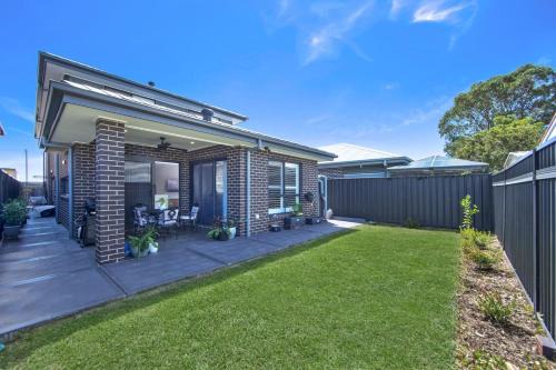 Mannering Park House | Peaceful 4BDRM Retreat - Lake Access