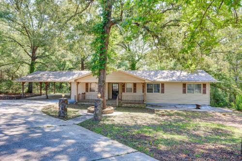 Jackson House | Peaceful Alabama Vacation Rental w/Large Deck