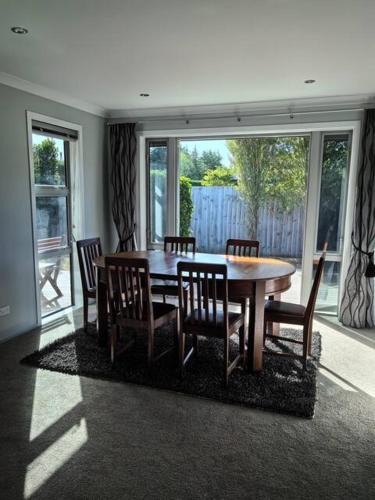 Rolleston Villa | Peaceful and Modern 5 bedrooms family house in Rolleston