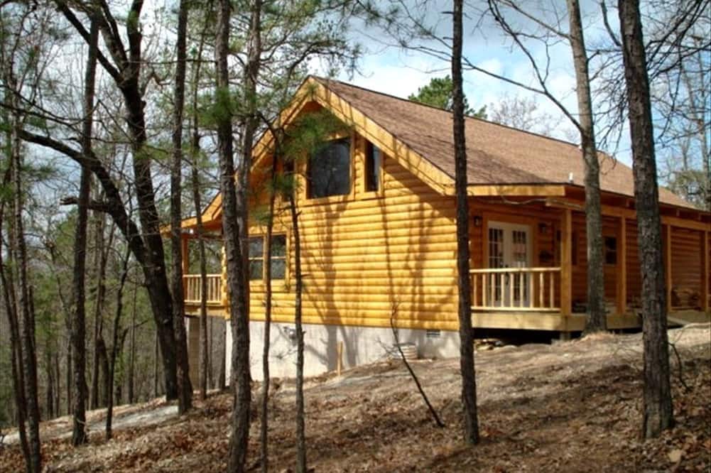 Blue Eye Cabin | Peaceful and Spacious Log Cabin Rental with Woodland Views near Branson, Missouri