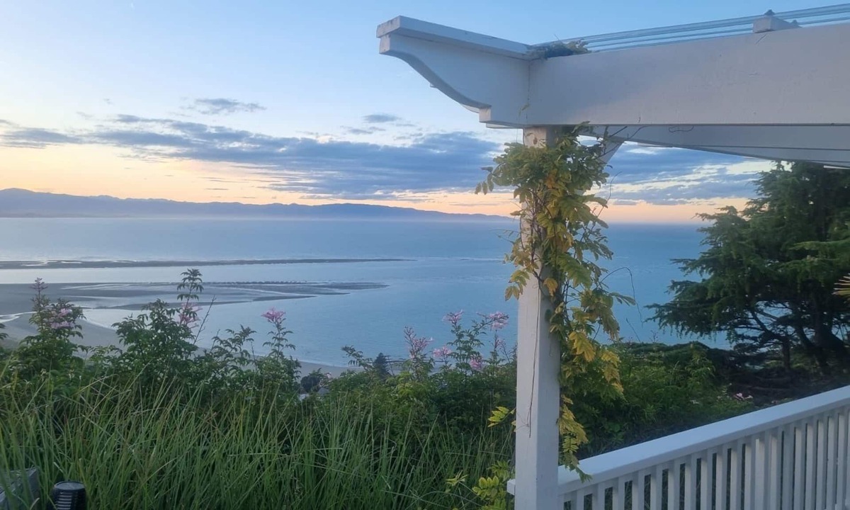 Nelson Apartment | Peaceful and warm and cosy with beautiful sea views in the heart of Nelson