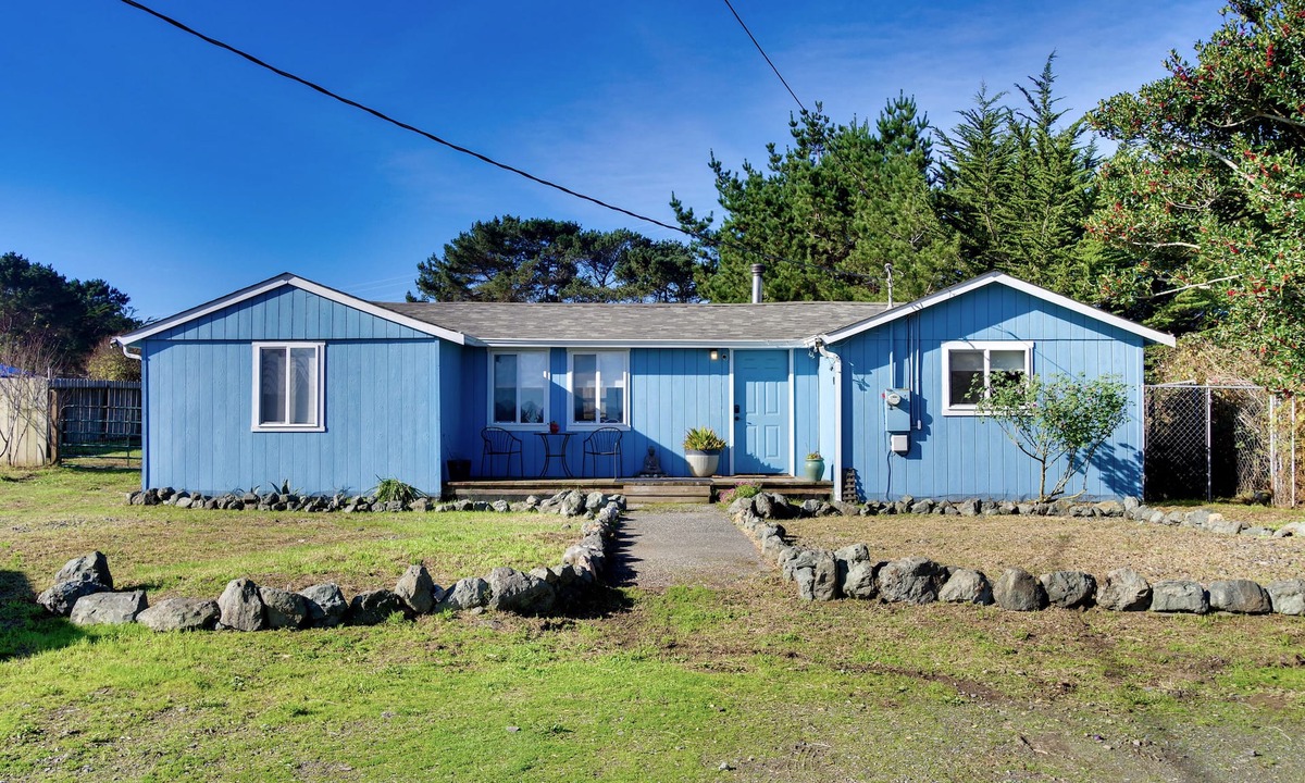 Eureka House | Peaceful Arcata Getaway - Walk to the Beach!