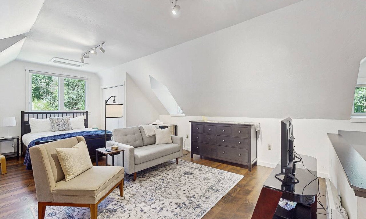 Rollingbay Apartment | Peaceful Bainbridge Island Studio on Horse Farm with Trail Access