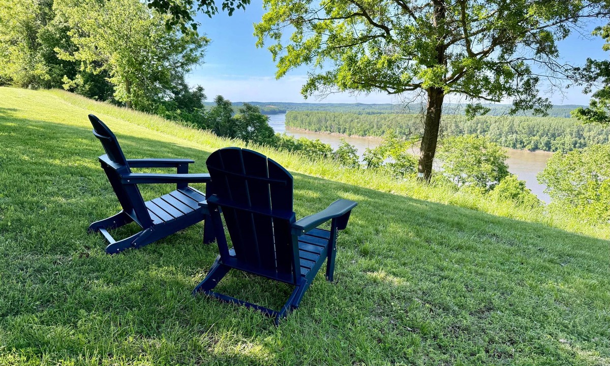 Treloar House | Peaceful Blufftop Retreat Over the Missouri