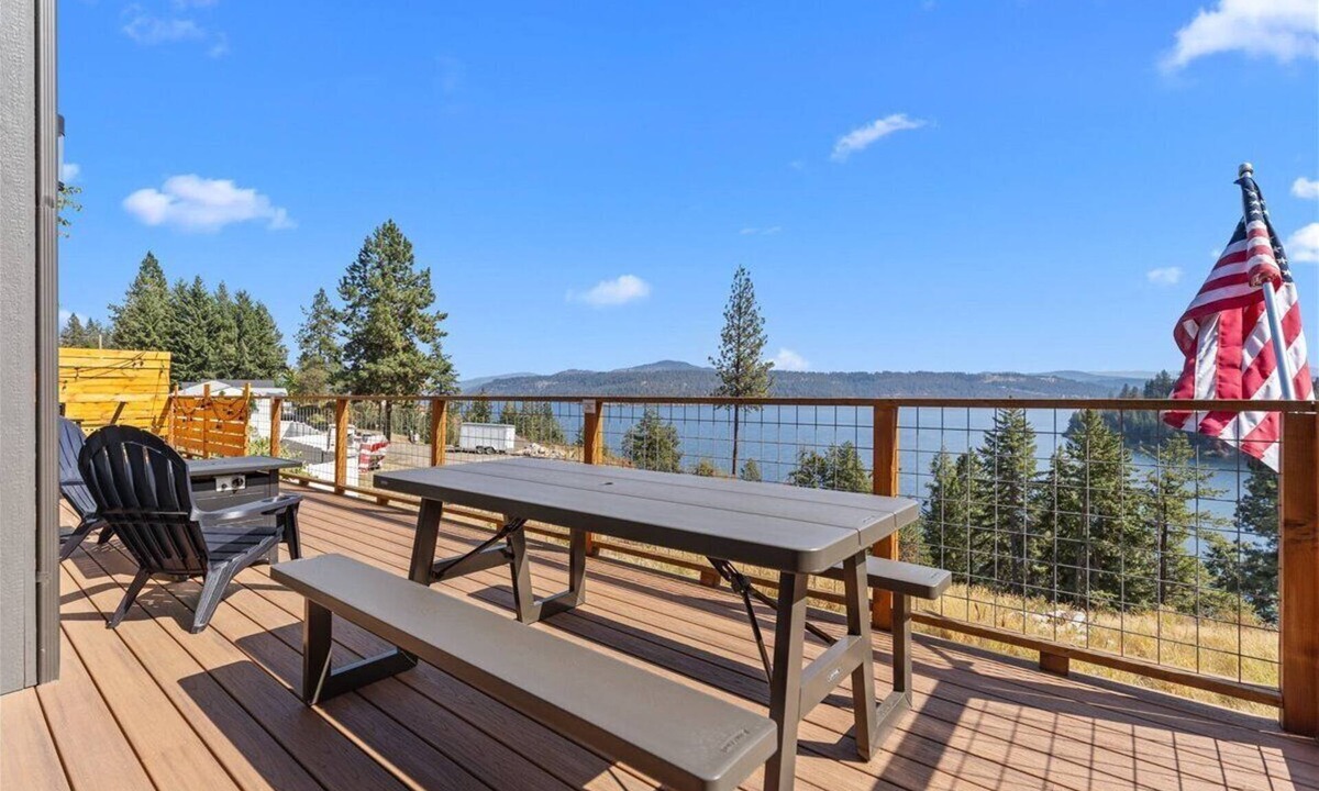 Worley House | Peaceful CdA Lakeview with kayaks, paddleboard, golf cart, salt hot tub, sleep 6