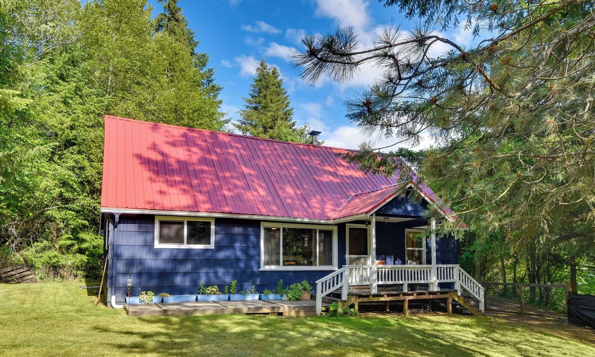 Longview House | Peaceful + Chic Oasis: Fire Pit, Grill, Yard