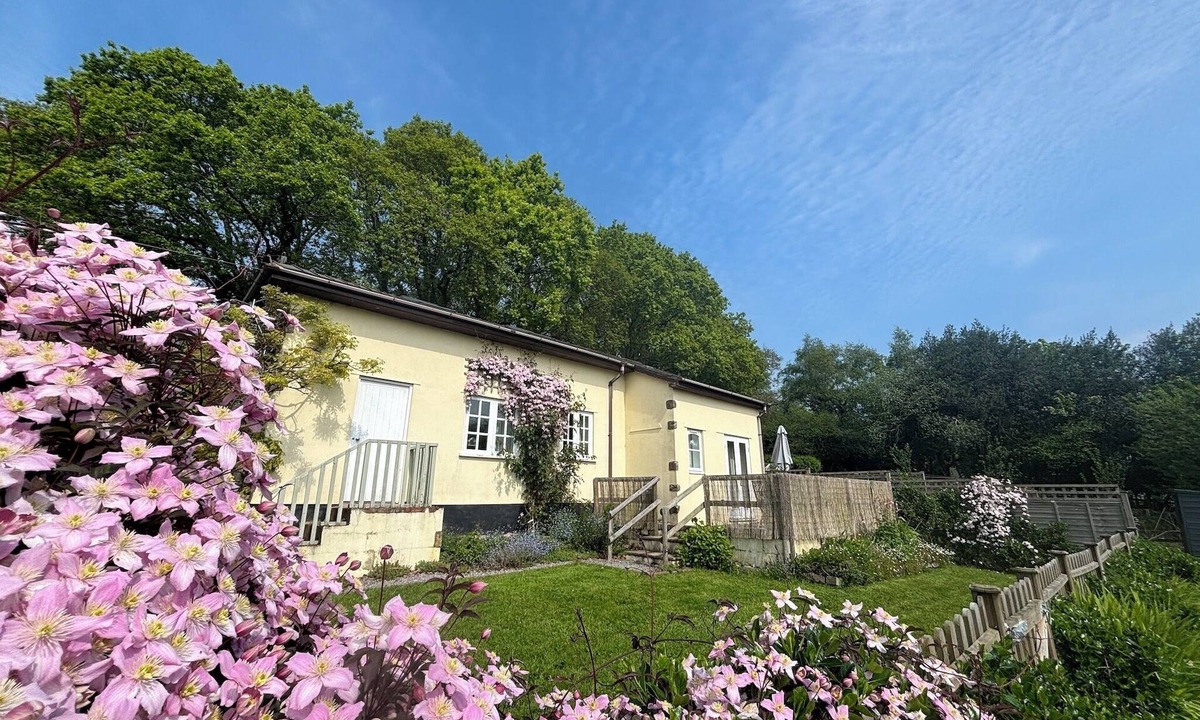 Lydney House | Peaceful country cottage with beautiful river views, family and dog friendly