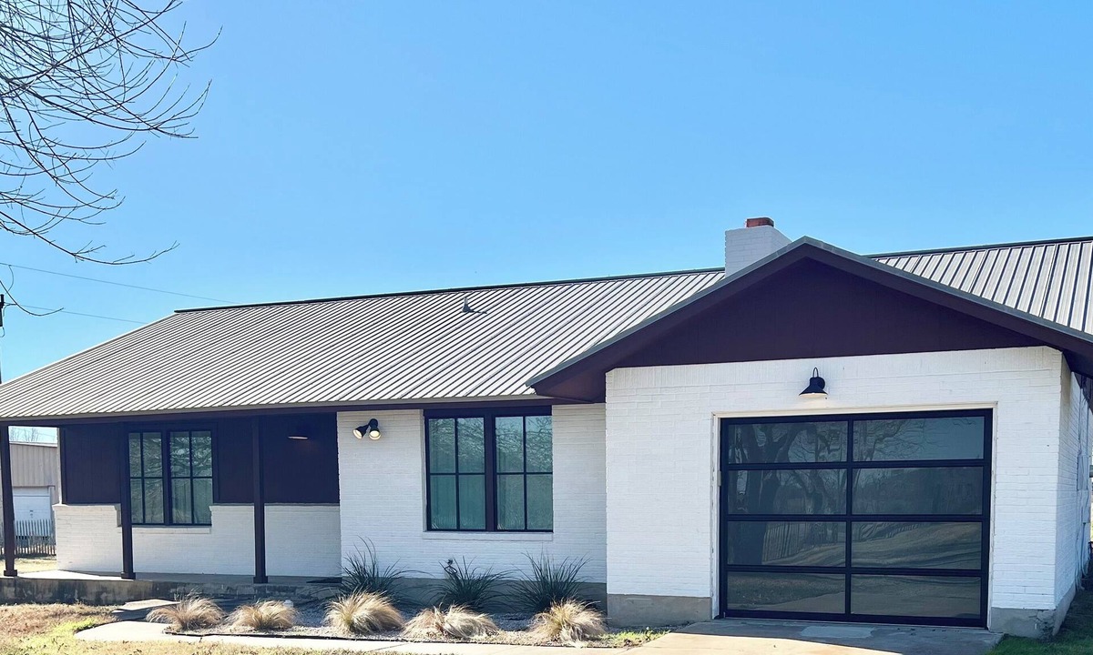Elgin House | Peaceful Elgin Getaway 2BR Huge Fenced Yard Fast Access to Austin via Hwy 290