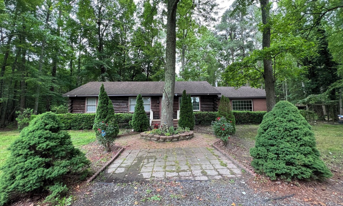 Marion Station Cabin | Peaceful Entire 4 BR 2 BA Cabin with AC, WiFi, Pond View, Recreational room