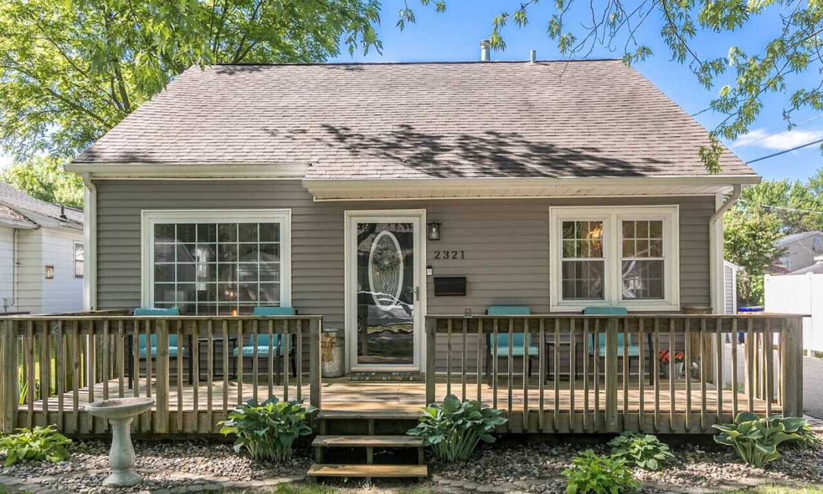 Cedar Rapids House | Peaceful Farmhouse Style-Czech Village/Newbo Area