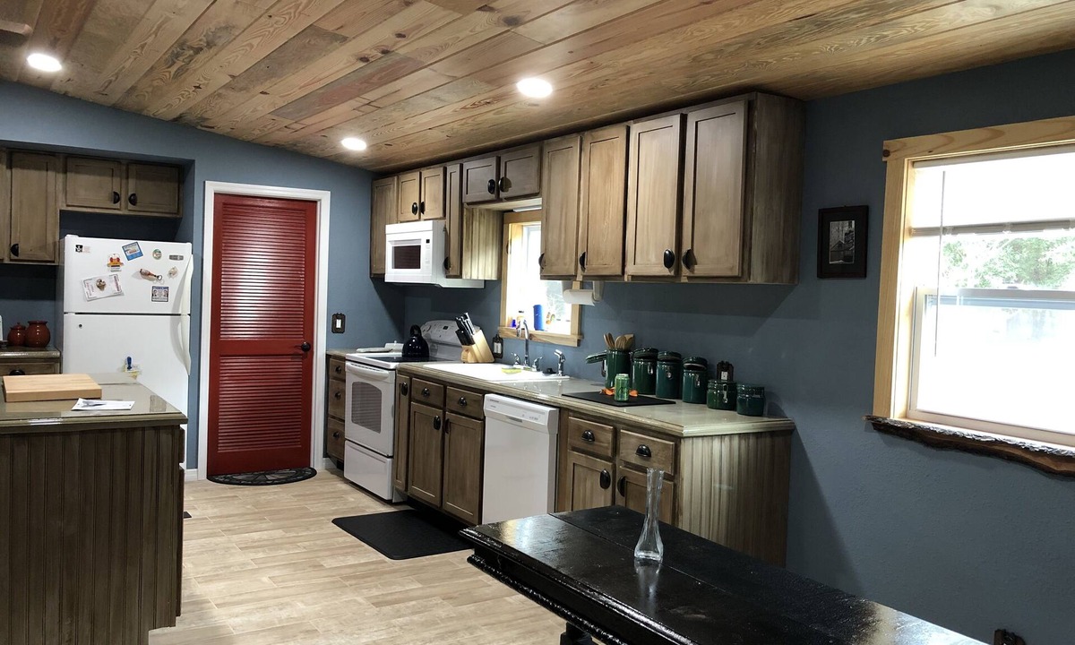 Ocklawaha House | Peaceful forest cottage meticulously updated for your comfort.