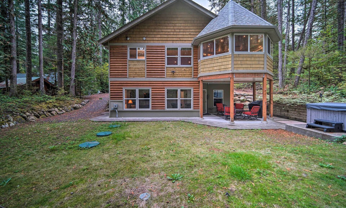 Warnick Cabin | Peaceful Forest Retreat by Mt. Baker Slopes!