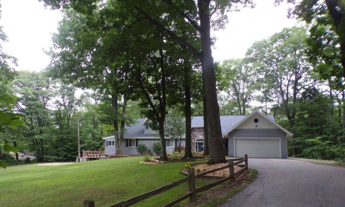 Coloma House | Peaceful Forested 5 Bdrm Near Lake sleeps up to 16