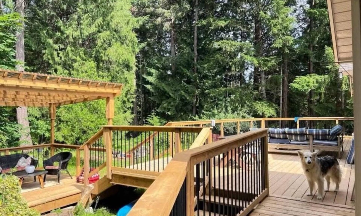 Fanny Bay House | Peaceful getaway by the ocean in the privacy of trees