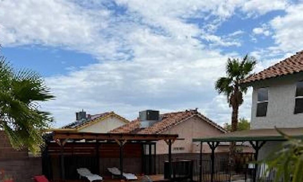 Laughlin House | Peaceful Getaway, Great for Long stays!