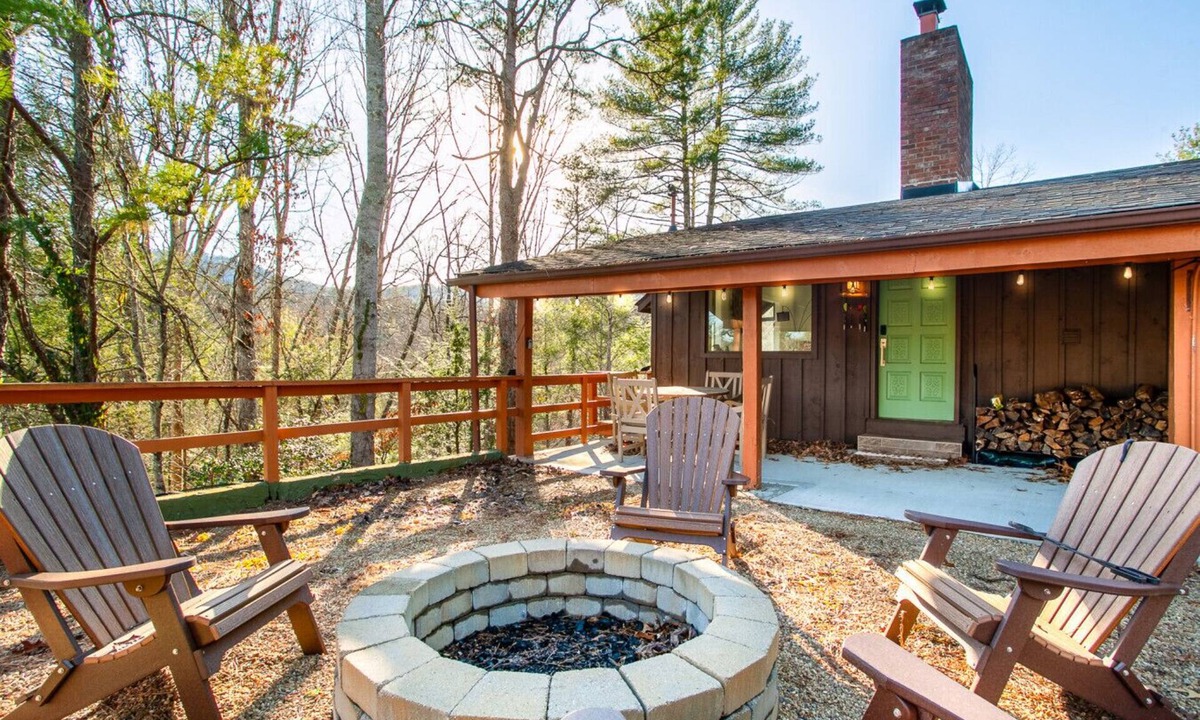 Townsend Cabin | Peaceful Heights with Cozy Decks and Smart TV!