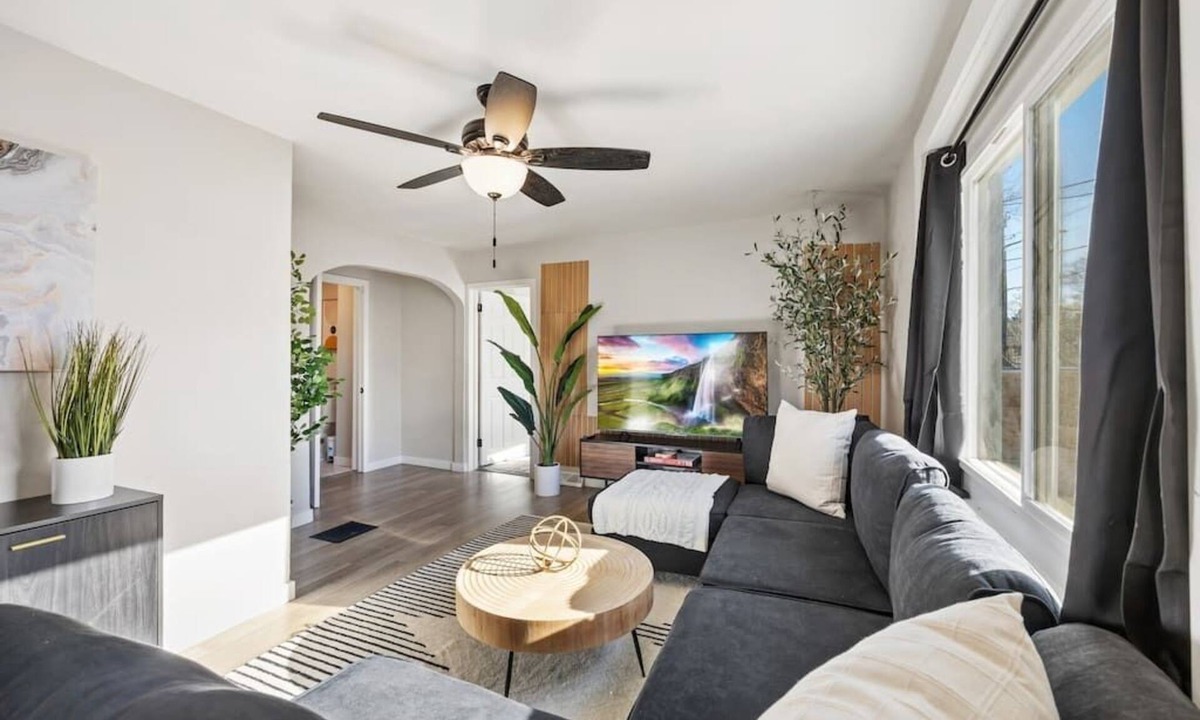 Berkley House | Peaceful Home with 4BR, Big Yard and amazing art