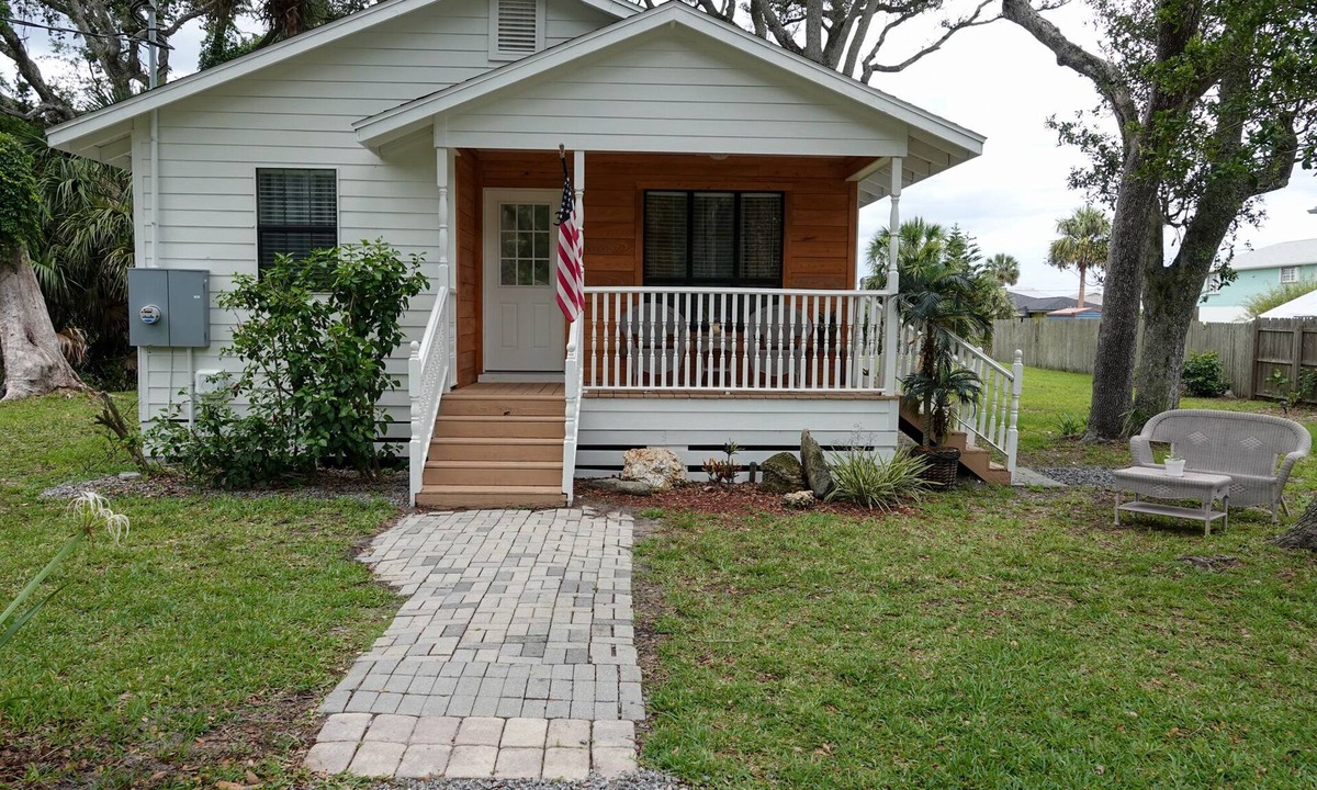 Marineland Acres House | Peaceful Home with a Private Guest House in the Backyard! Easy Beach Access!