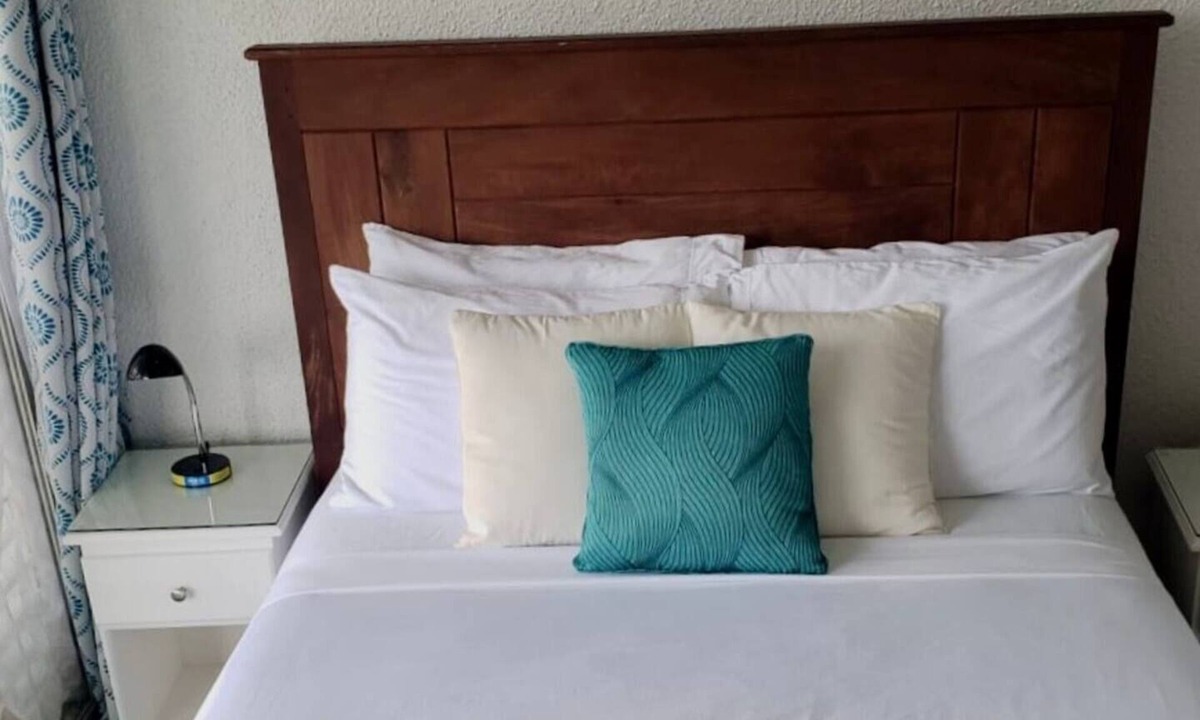 Rendezvous Apartment | Peaceful intensely clean unit overlooking tropical gardens and golf course