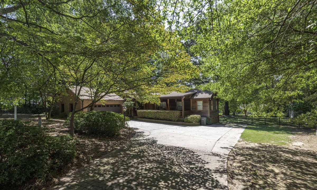 Kannapolis House | Peaceful Kannapolis Lodge! Super Spacious, Fenced Yard For Pets, Near Concord Mills Mall & Speedway!