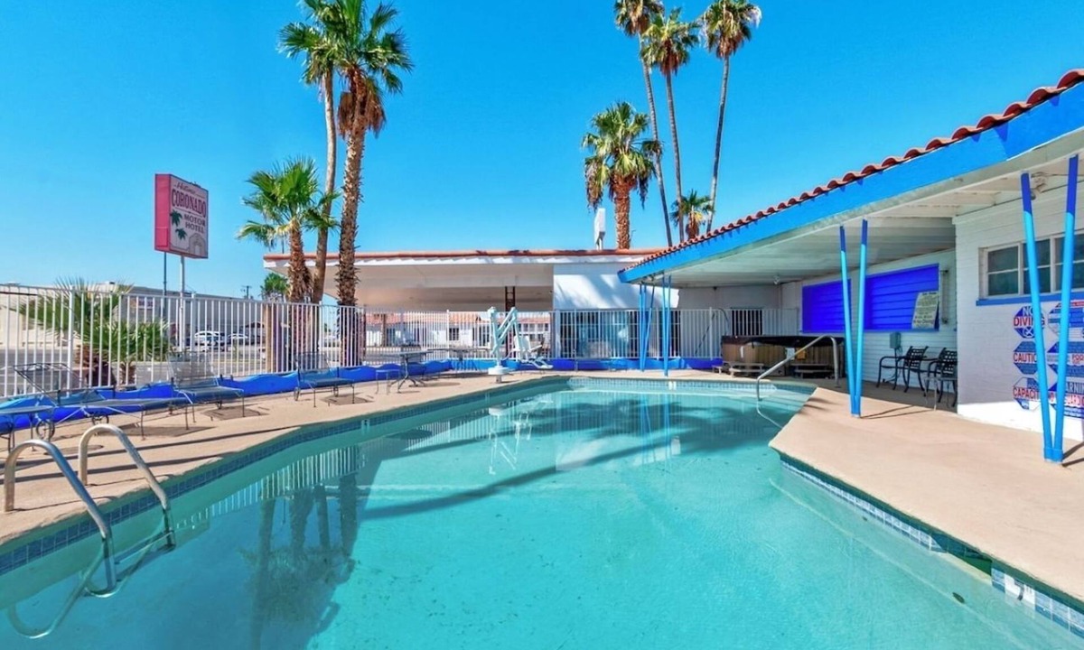 Yuma Townsite Hotel | Peaceful King & Queen Suite Close to West Wetlands Park | Onsite Pool & Parking