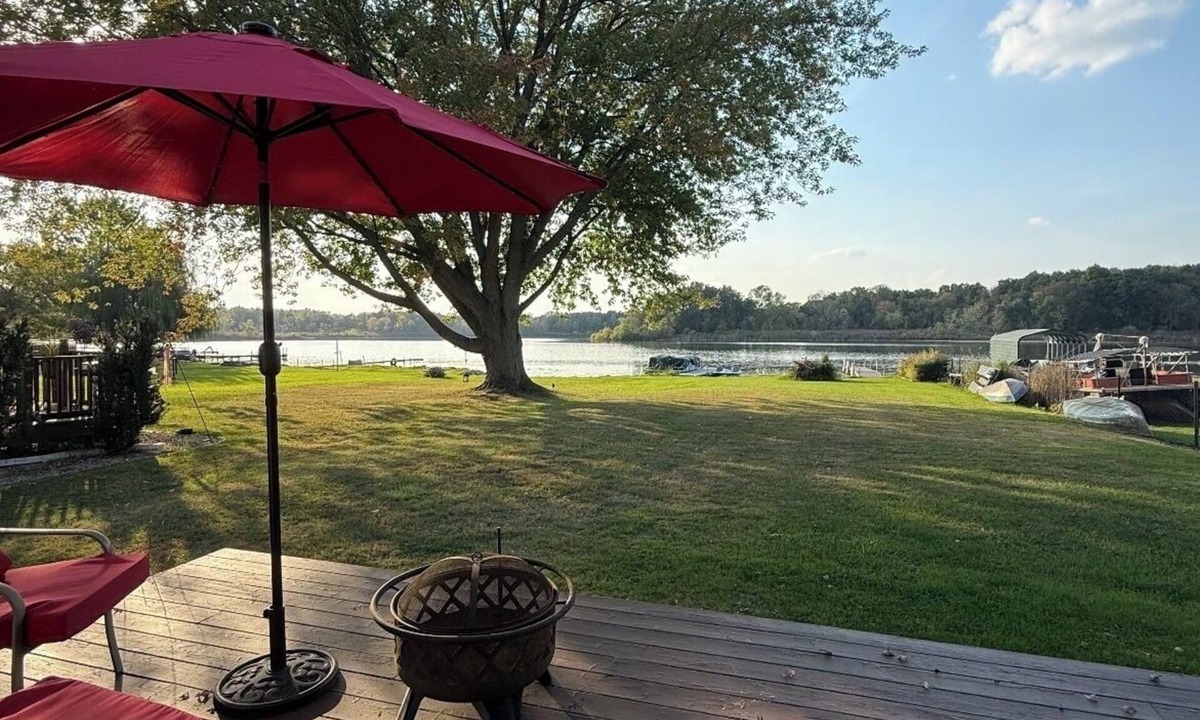 Linden House | Peaceful Lakefront 3BR Cottage