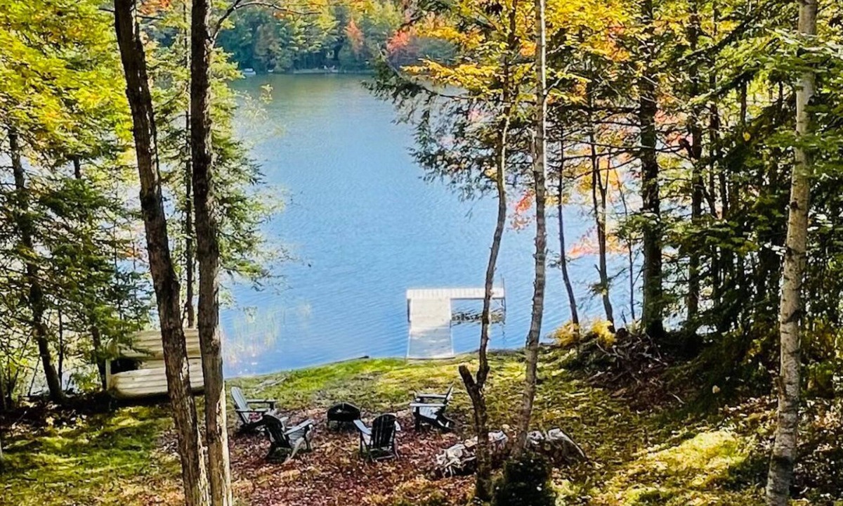 Woodsville Ski Chalet | Peaceful Lakefront Chalet