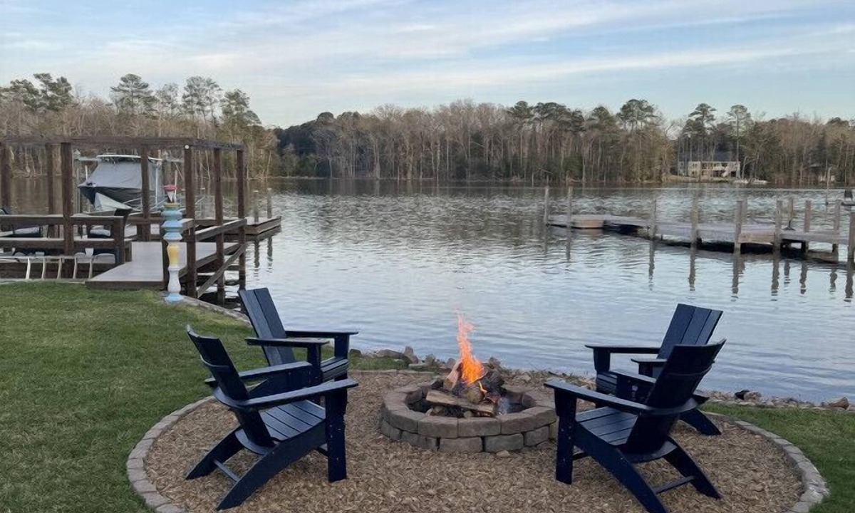 Chapin House | Peaceful Lakefront Getaway/Boujee Shack w/Dock + Kayaks