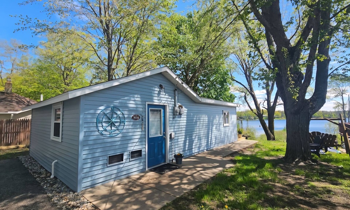 Lupton Cottage | Peaceful Lakefront Retreat Henderson Lake-AC Wifi Amazing views Near Rifle River